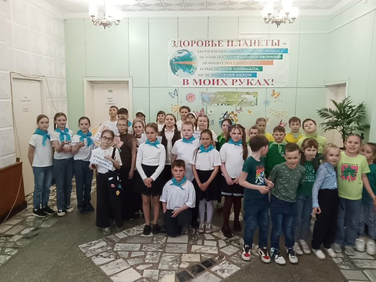 Учащиеся 4В класса МБОУ СОШ №15 города Заринска — победители городского экологического слёта для младших школьников, посвященного Году семьи.